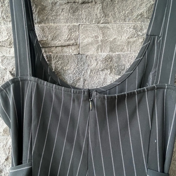 Pin stripe loose fitting jump suit - Picture 5 of 6